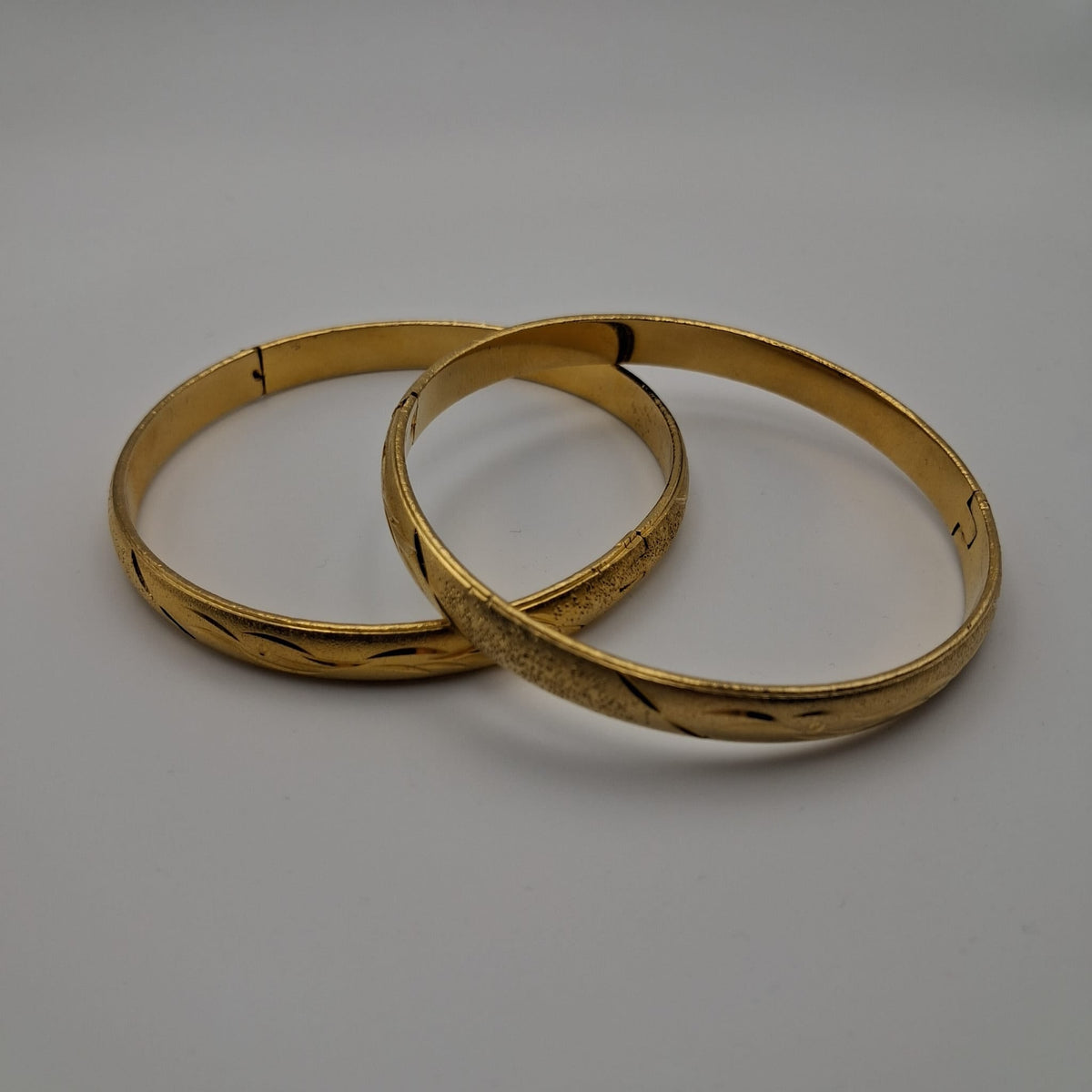 Elektroniktrade 2 Armreifen in Gold mit schönem Muster, durchmesser 6,2cm Elektroniktrade Switzerland